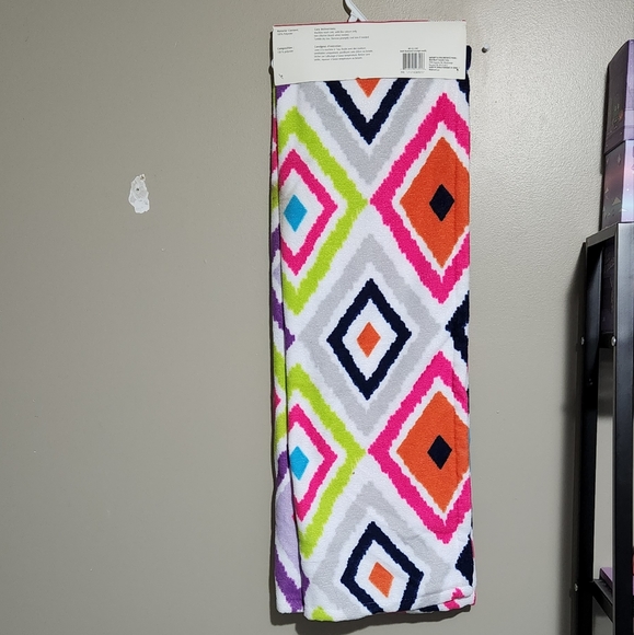 NWT Microfiber Beach Towel - Picture 3 of 4